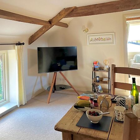 Neuadd B&B Suites 克里克豪厄尔 外观 照片