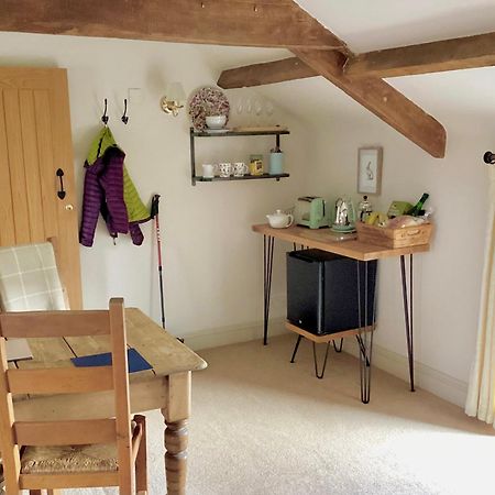 Neuadd B&B Suites 克里克豪厄尔 外观 照片