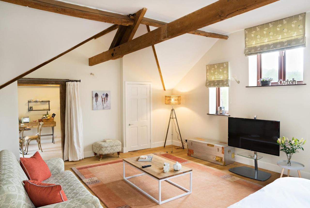 Neuadd B&B Suites 克里克豪厄尔 外观 照片