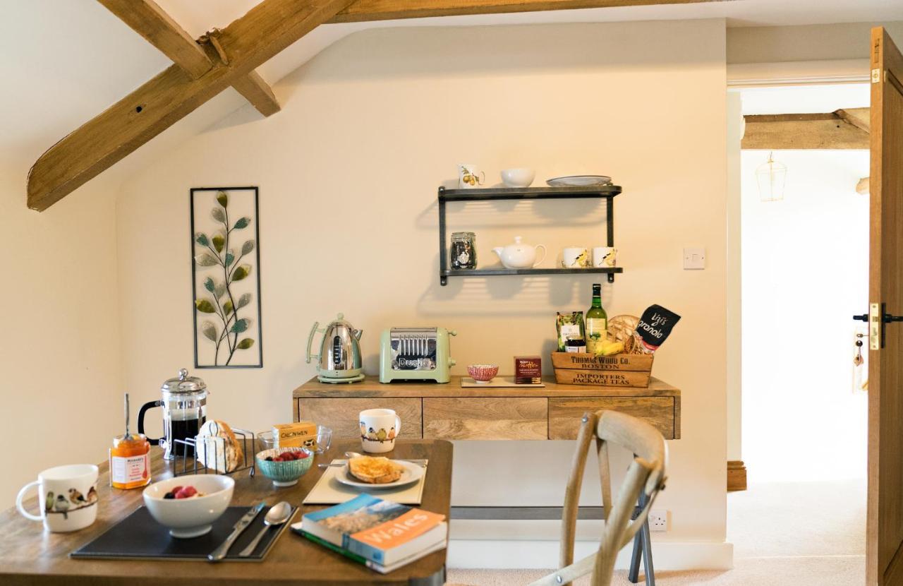 Neuadd B&B Suites 克里克豪厄尔 外观 照片